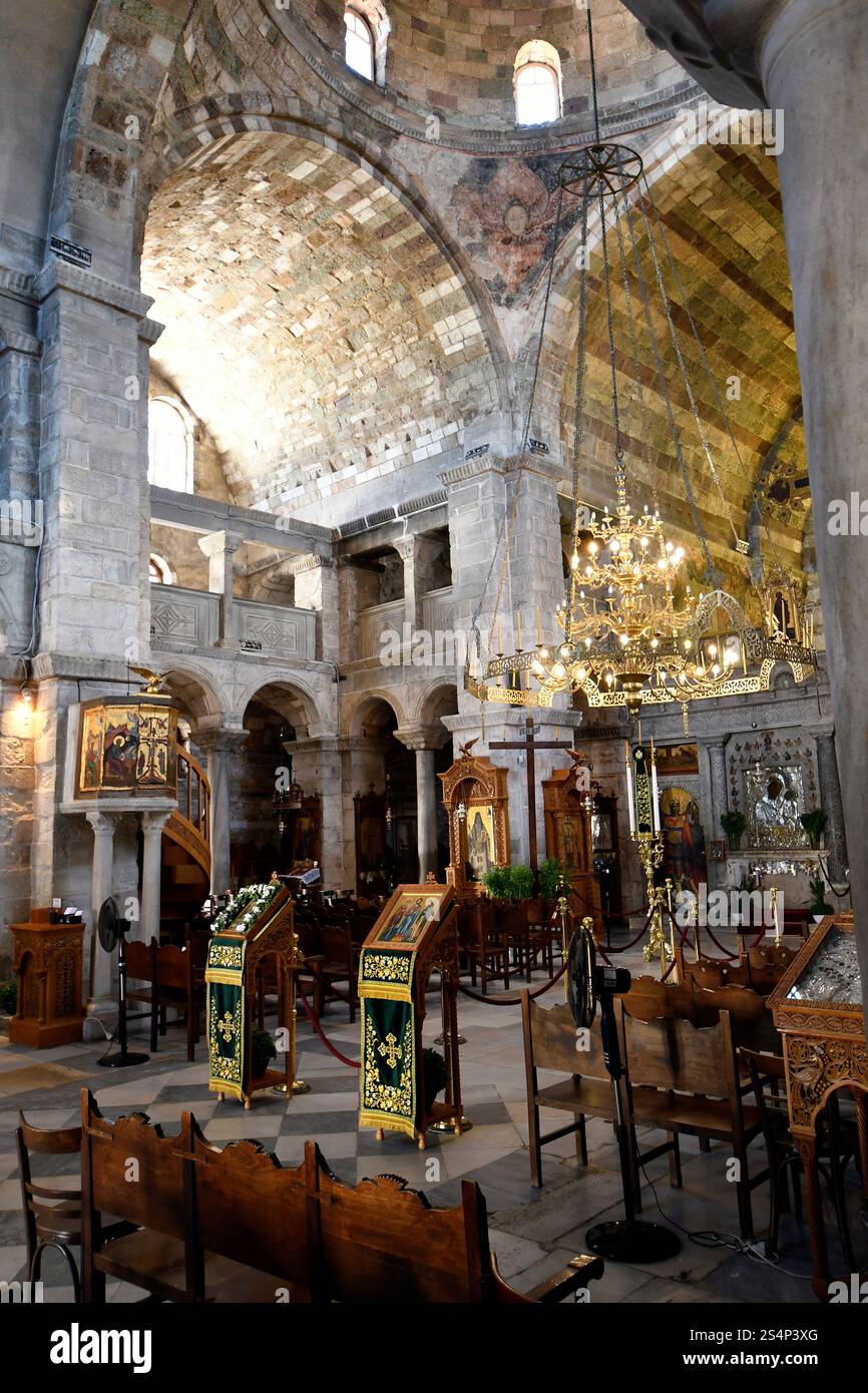 Isola di Paros, Grecia - 17 settembre 2024: All'interno della chiesa Panagia Ekatontapyliani , storico complesso bizantino a Parikia, sull'isola di Foto Stock
