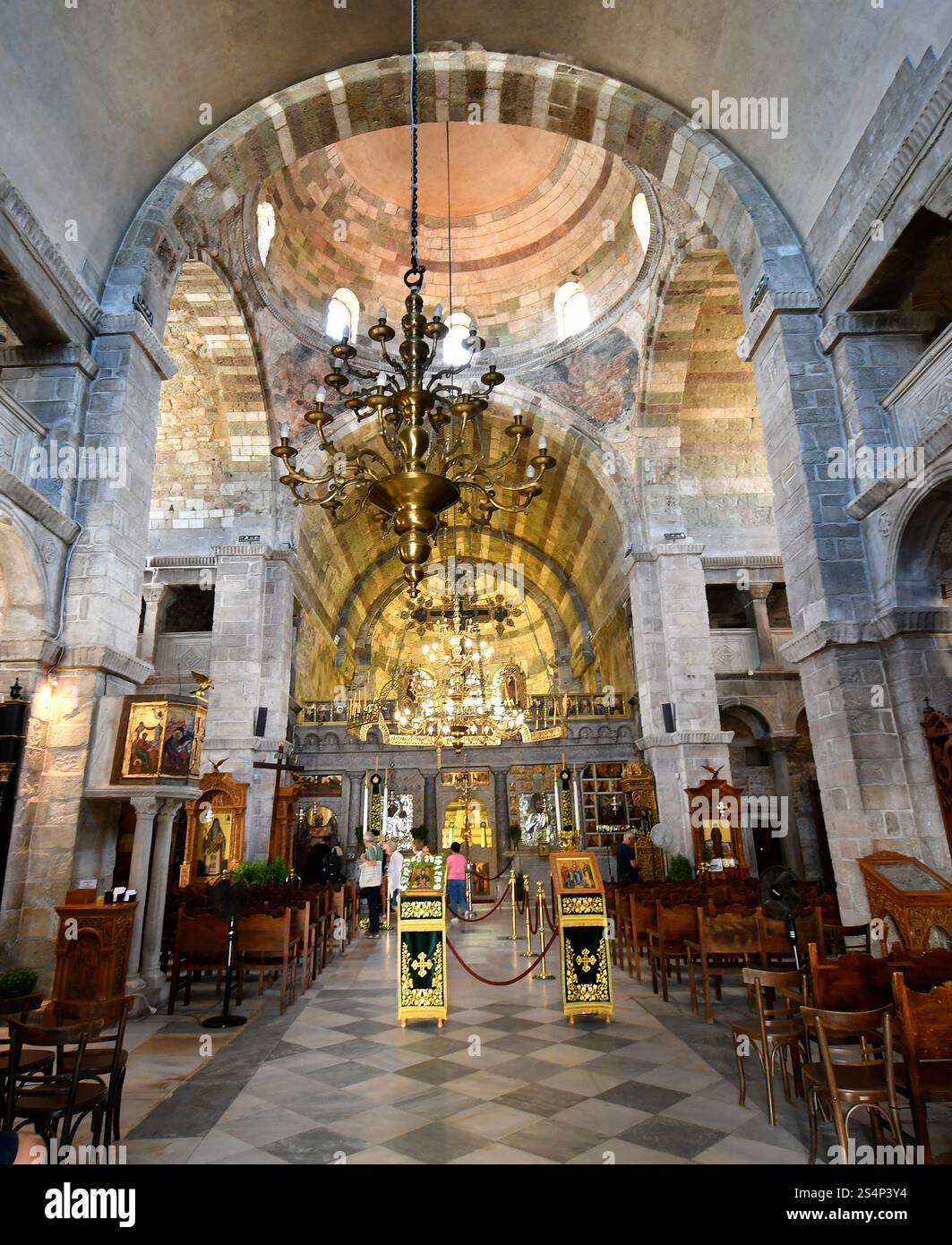 Isola di Paros, Grecia - 17 settembre 2024: All'interno della chiesa Panagia Ekatontapyliani , storico complesso bizantino a Parikia, sull'isola di Foto Stock