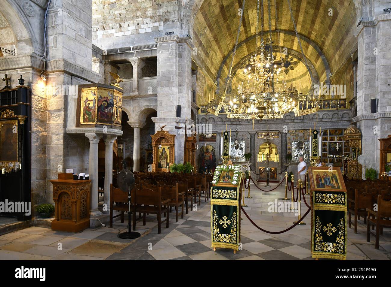 Isola di Paros, Grecia - 17 settembre 2024: All'interno della chiesa Panagia Ekatontapyliani , storico complesso bizantino a Parikia, sull'isola di Foto Stock