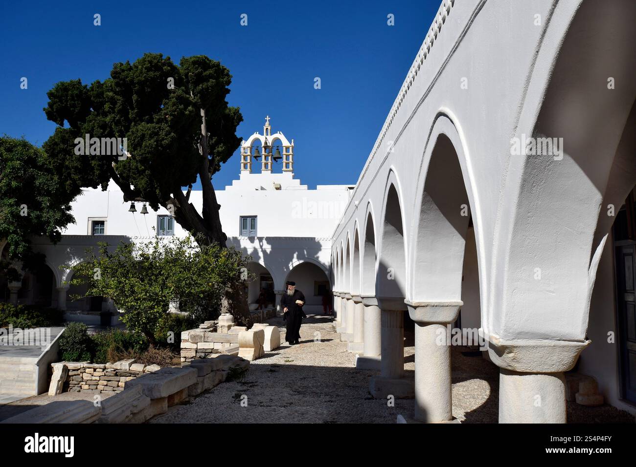 Isola di Paros, Grecia - 17 settembre 2024: Sacerdote non identificato nel cortile di Panagia Ekatontapyliani , un complesso storico bizantino di Pariki Foto Stock