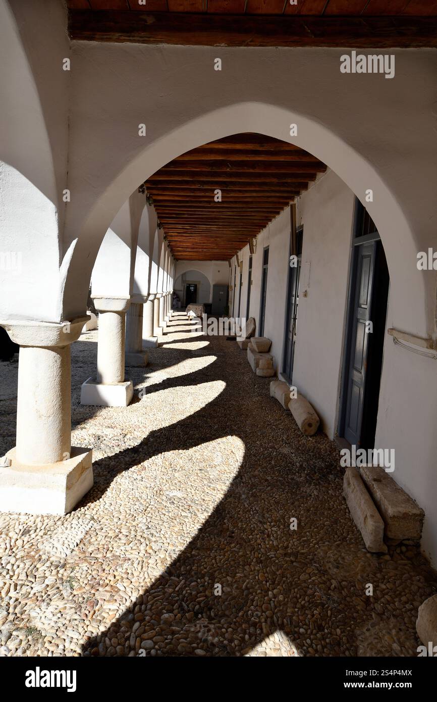 Isola di Paros, Grecia - 17 settembre 2024: Persone non identificate nel portico di Panagia Ekatontapyliani , un complesso storico di chiese bizantine a Parikia Foto Stock