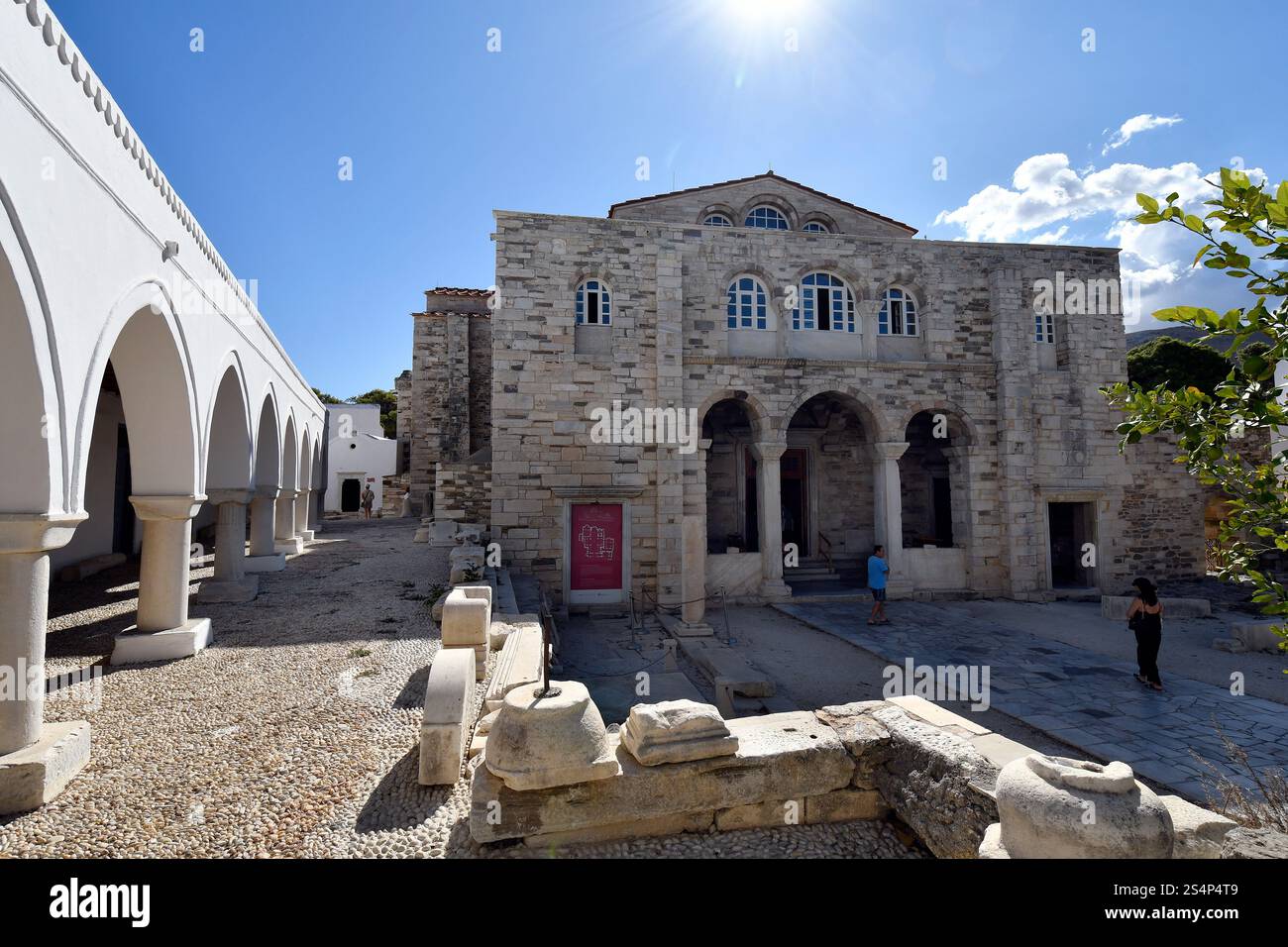 Isola di Paros, Grecia - 17 settembre 2024: Persone non identificate nel cortile di Panagia Ekatontapyliani , un complesso storico di chiese bizantine a Pariki Foto Stock