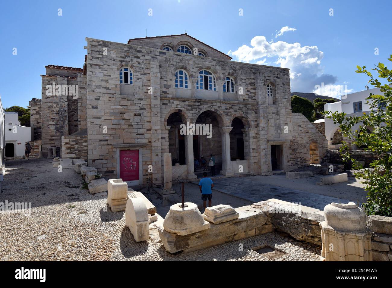 Isola di Paros, Grecia - 17 settembre 2024: Persone non identificate nel cortile di Panagia Ekatontapyliani , un complesso storico di chiese bizantine a Pariki Foto Stock