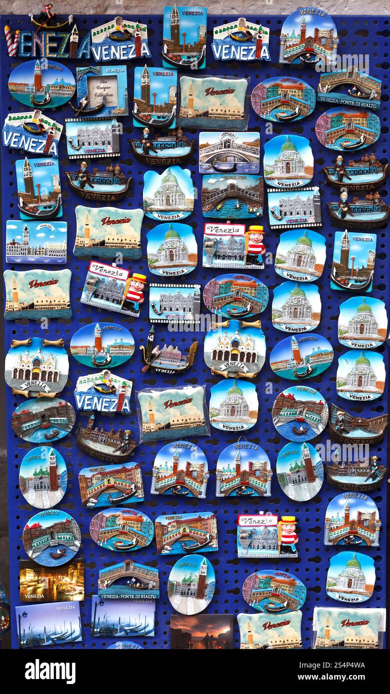 Molti souvenir magneti con immagini di Venezia. L'Italia. Foto Stock