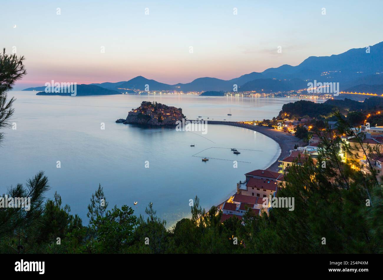 Notte di Sveti Stefan isolotto mare vista dall alto (Montenegro, 6 chilometri a sud est di Budva) Foto Stock