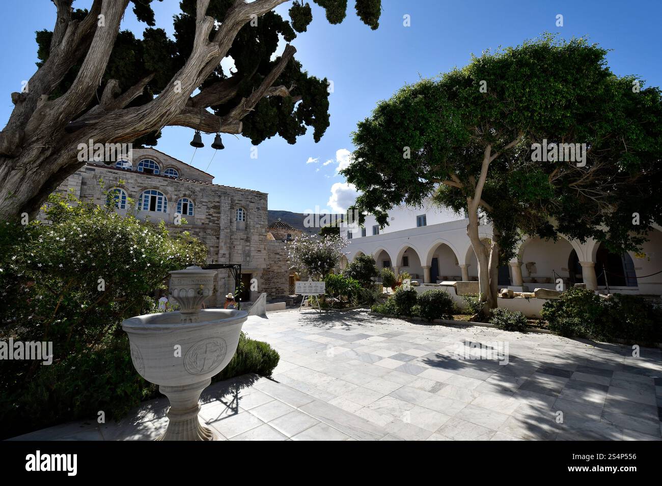 Isola di Paros, Grecia - 17 settembre 2024: Persone non identificate nel cortile di Panagia Ekatontapyliani , un complesso storico di chiese bizantine a Pariki Foto Stock