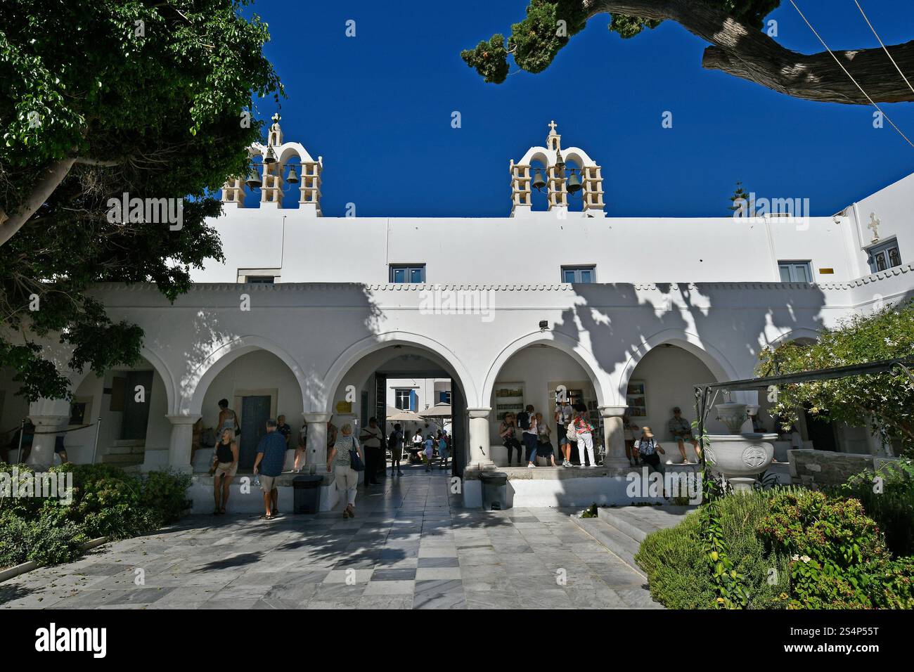 Isola di Paros, Grecia - 17 settembre 2024: Persone non identificate nel cortile di Panagia Ekatontapyliani , un complesso storico di chiese bizantine a Pariki Foto Stock