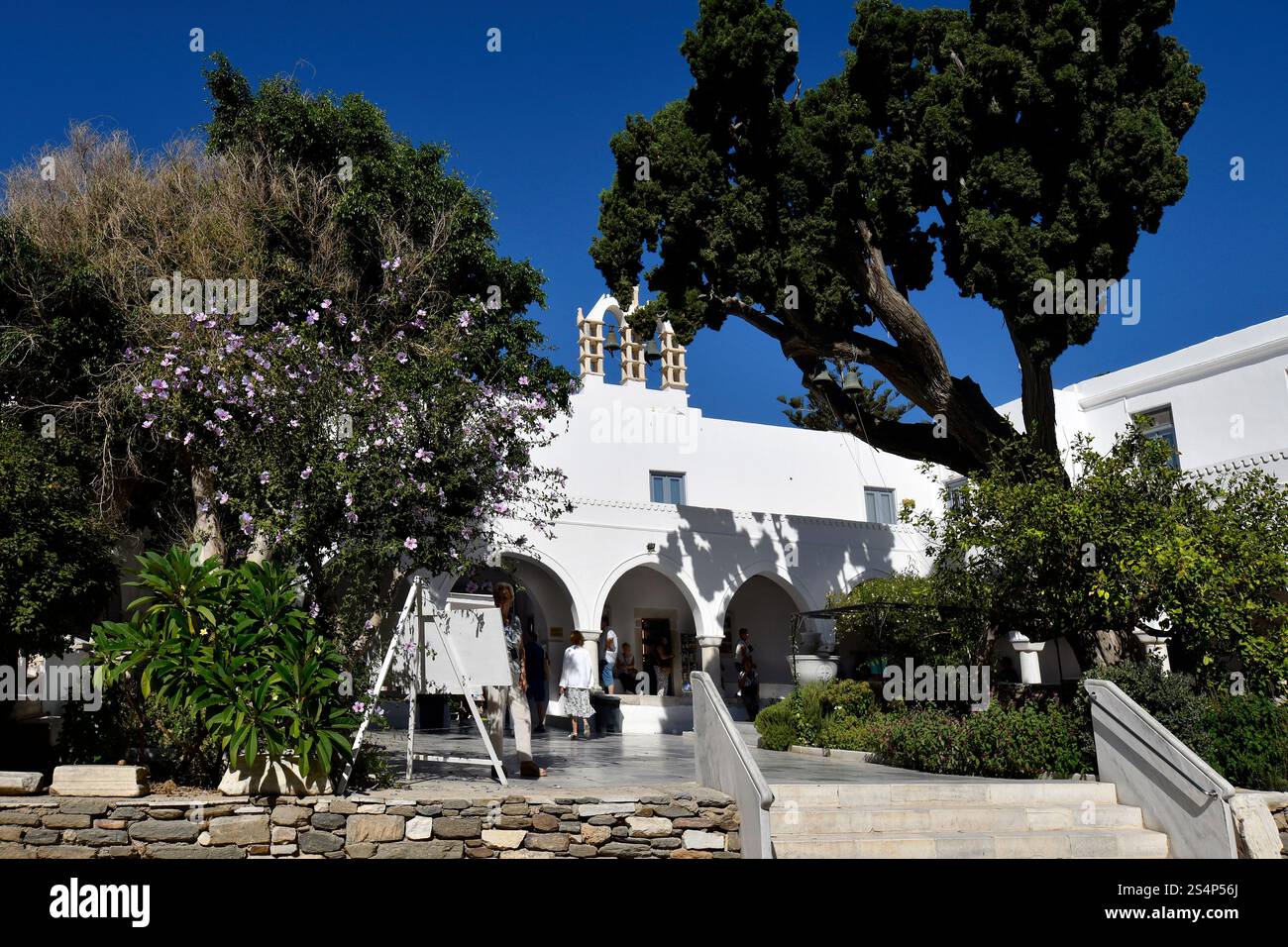 Isola di Paros, Grecia - 17 settembre 2024: Persone non identificate nel cortile di Panagia Ekatontapyliani , un complesso storico di chiese bizantine a Pariki Foto Stock