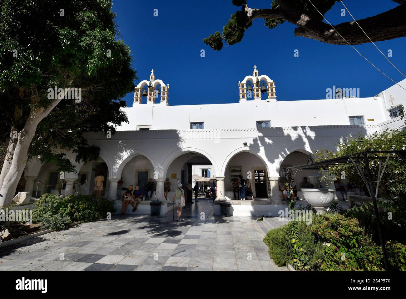 Isola di Paros, Grecia - 17 settembre 2024: Persone non identificate nel cortile di Panagia Ekatontapyliani , un complesso storico di chiese bizantine a Pariki Foto Stock