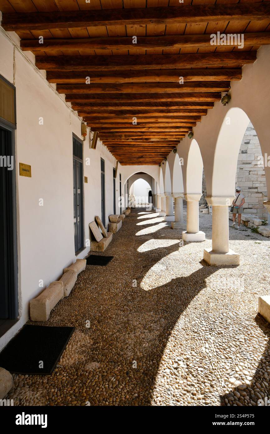 Isola di Paros, Grecia - 17 settembre 2024: Persone non identificate nel cortile di Panagia Ekatontapyliani , un complesso storico di chiese bizantine a Pariki Foto Stock