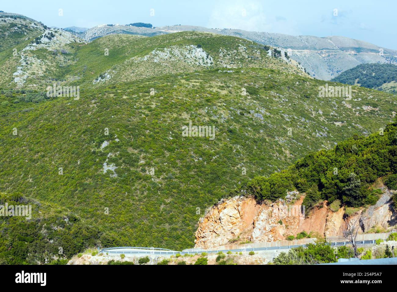 Estate Llogara pass con vista strada a serpentina (Albania) Foto Stock