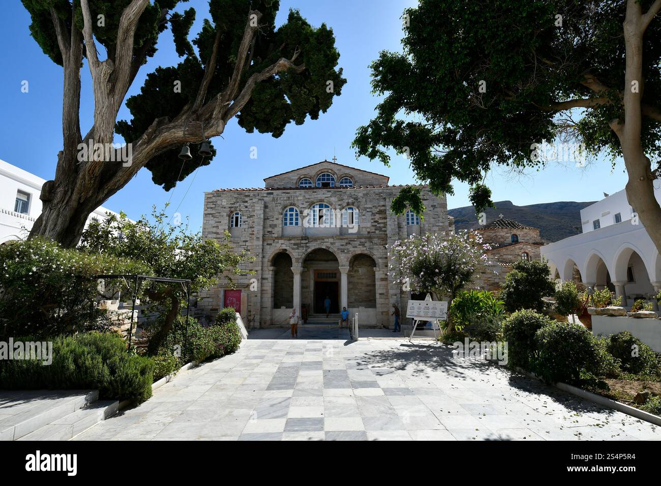 Isola di Paros, Grecia - 17 settembre 2024: Persone non identificate nel cortile di Panagia Ekatontapyliani , un complesso storico di chiese bizantine a Pariki Foto Stock