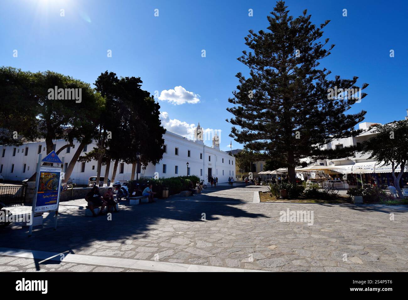 Parikia, Grecia - 17 settembre 2024: Persone non identificate sulla piazza principale con Panagia Ekatontapiliani, un complesso storico di chiese bizantine a Parikia Foto Stock