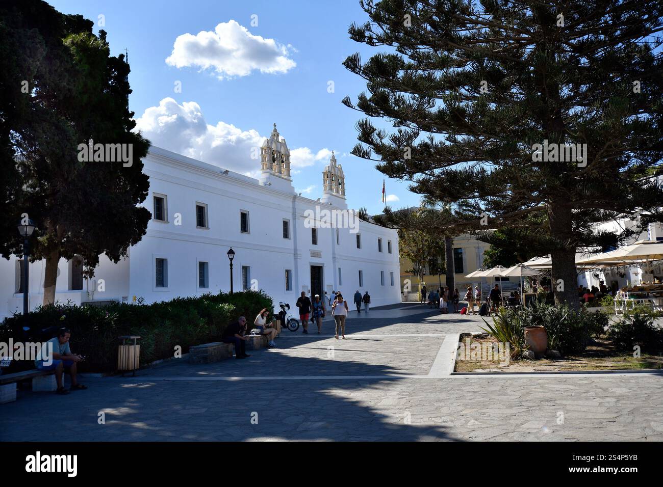 Parikia, Grecia - 17 settembre 2024: Persone non identificate di fronte alla Panagia Ekatontapiliani, un complesso storico di chiesa bizantina a Parikia in Foto Stock