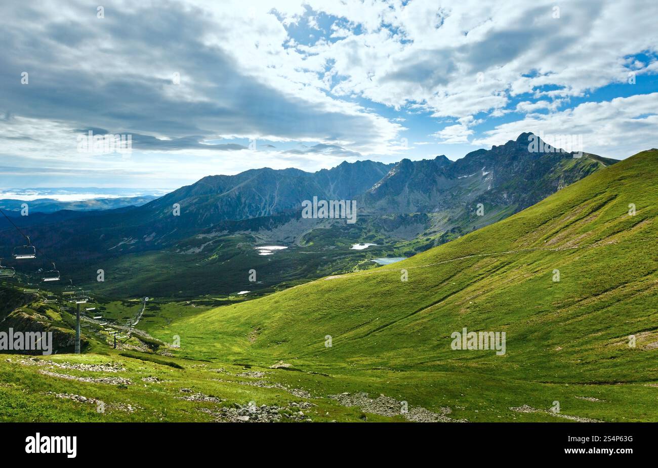 Dei monti Tatra, Polonia, vista a valle Gasienicowa, gruppo di laghi glaciali e monte Swinica Foto Stock