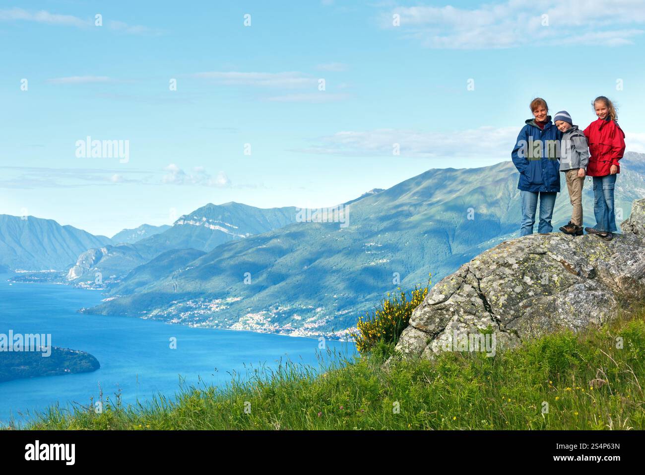 Lago alpino di Como estate vista dalla cima della montagna e la famiglia (Italia) Foto Stock