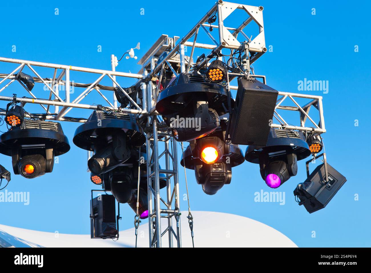 Faretti concerto sul palcoscenico all'aperto Foto Stock