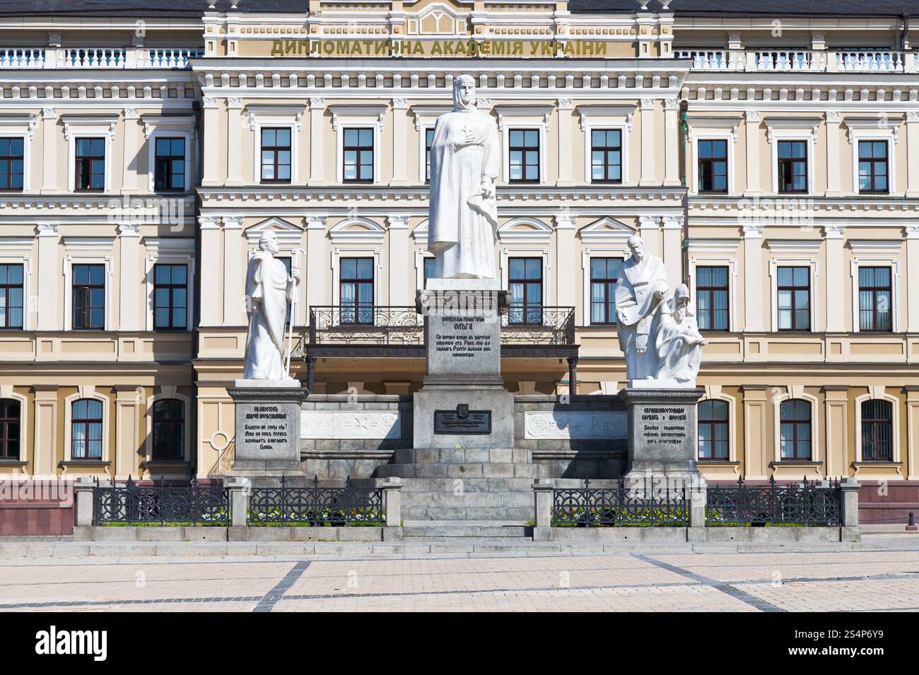 Ammira il monumento alla principessa Olga, Sant'Andrea e l'apostolo Cirillo e Metodio e l'edificio dell'Accademia diplomatica ucraina a Kiev, Ucraina Foto Stock