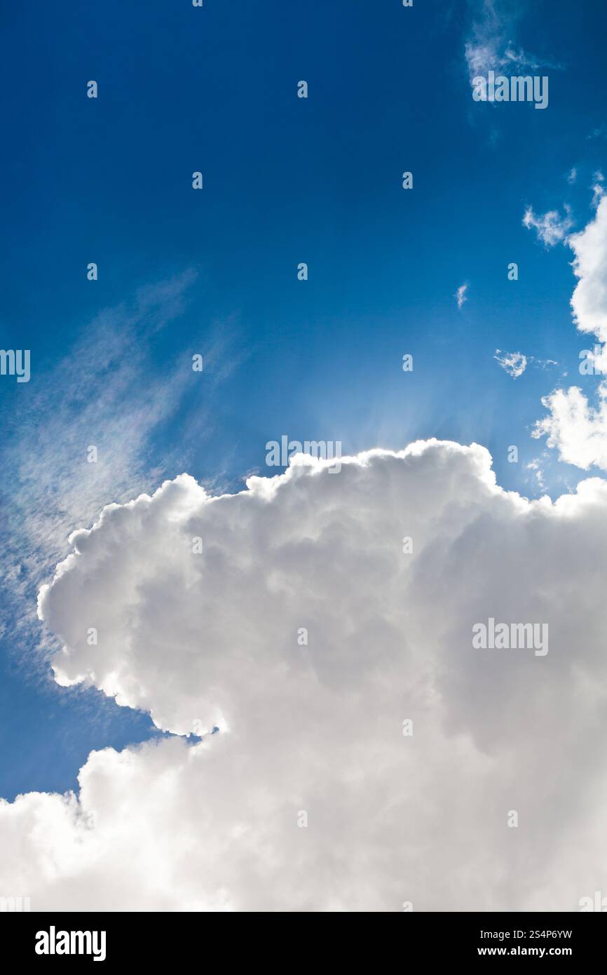 Sun sotto grande cumulus cloud in Cielo di estate blu Foto Stock