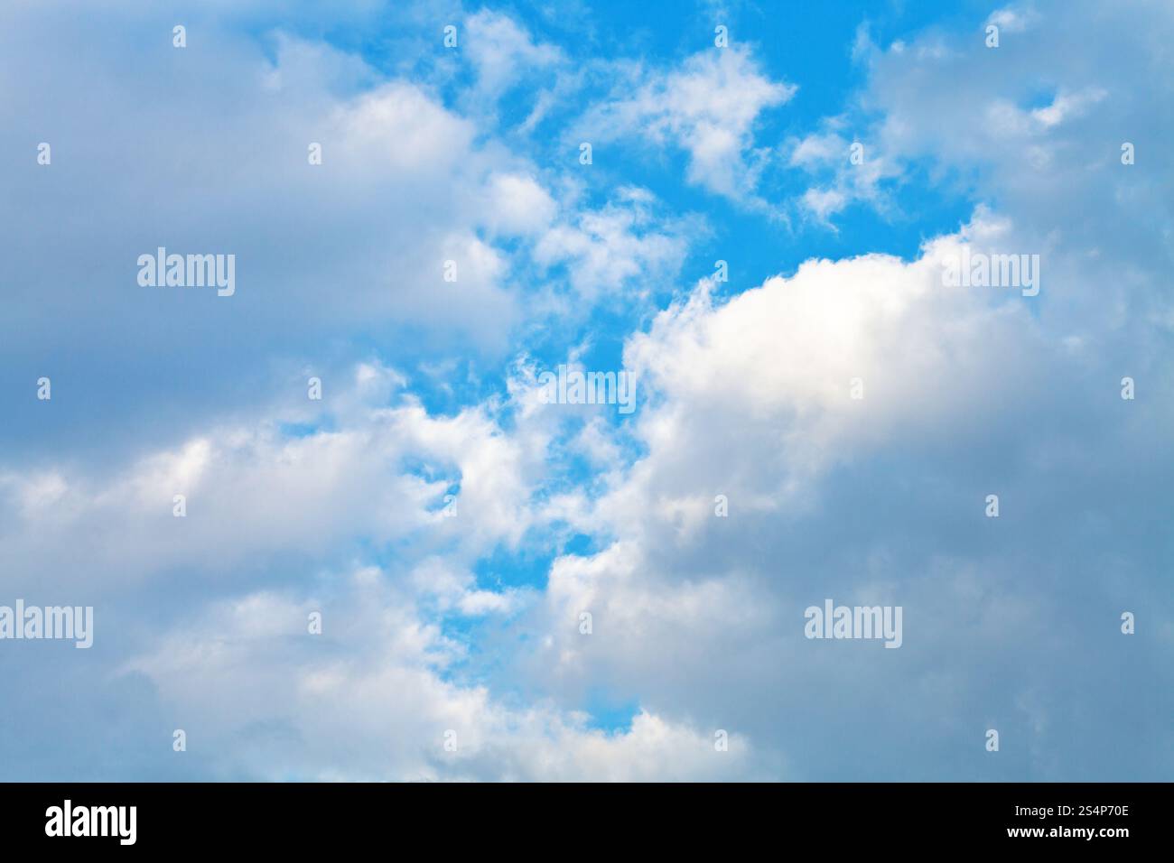 Cumulus cloudscape nel Cielo di estate blu Foto Stock
