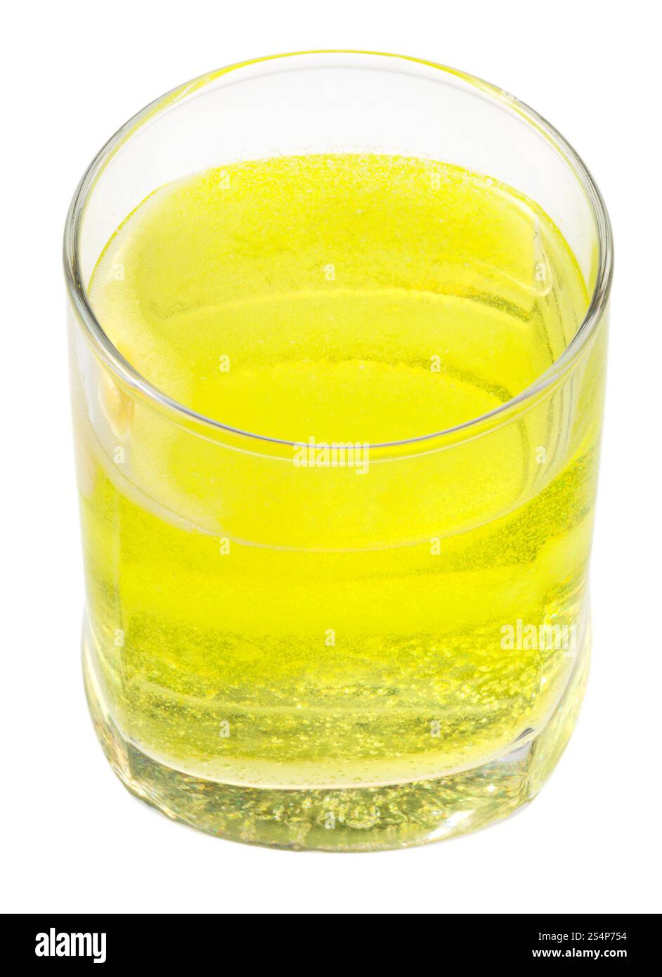 Vetro Giallo di acqua gassata con vitamina C isolata su sfondo bianco Foto Stock