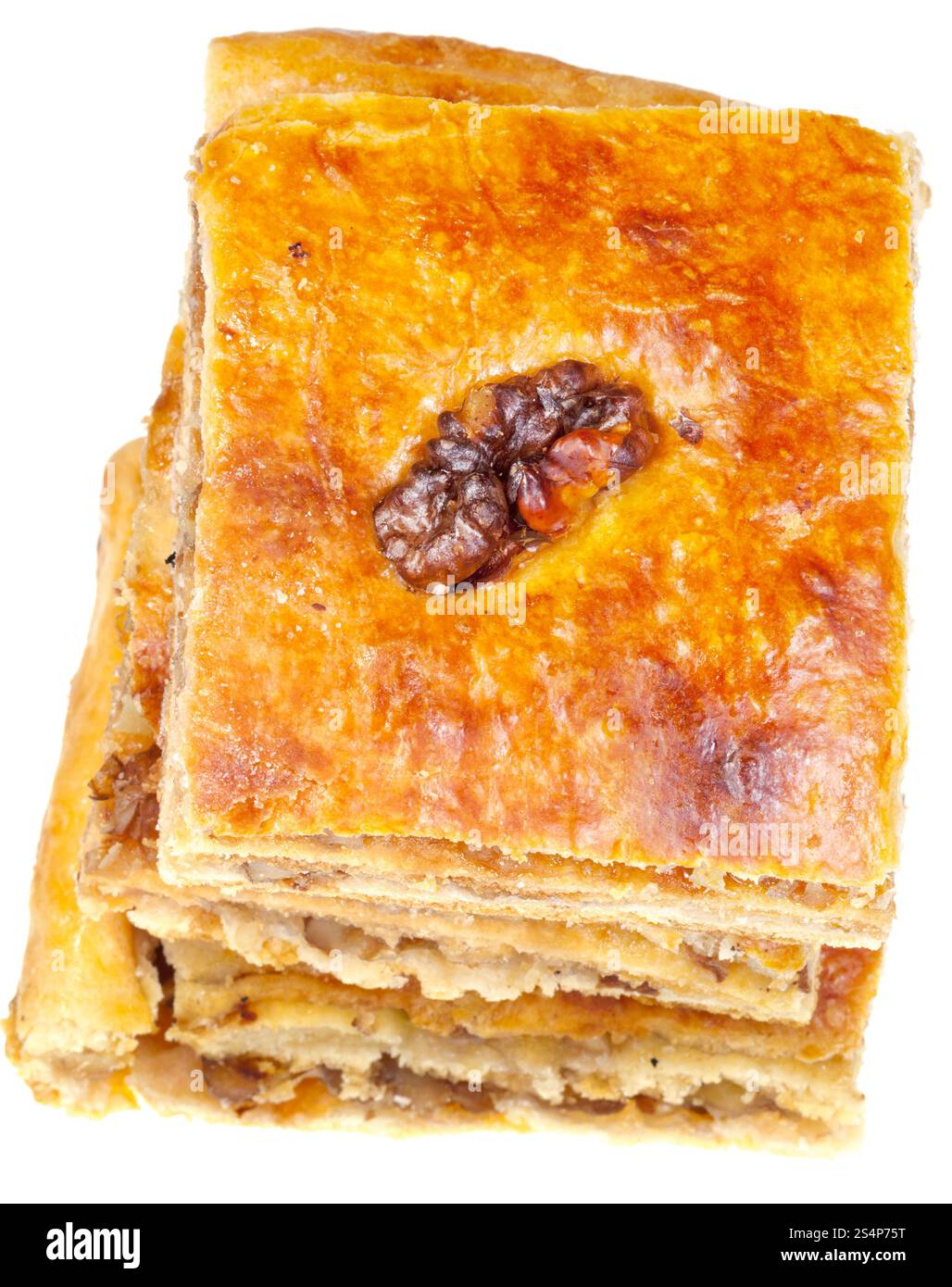 Due pezzi di pakhlava dessert con noci isolati su sfondo bianco Foto Stock