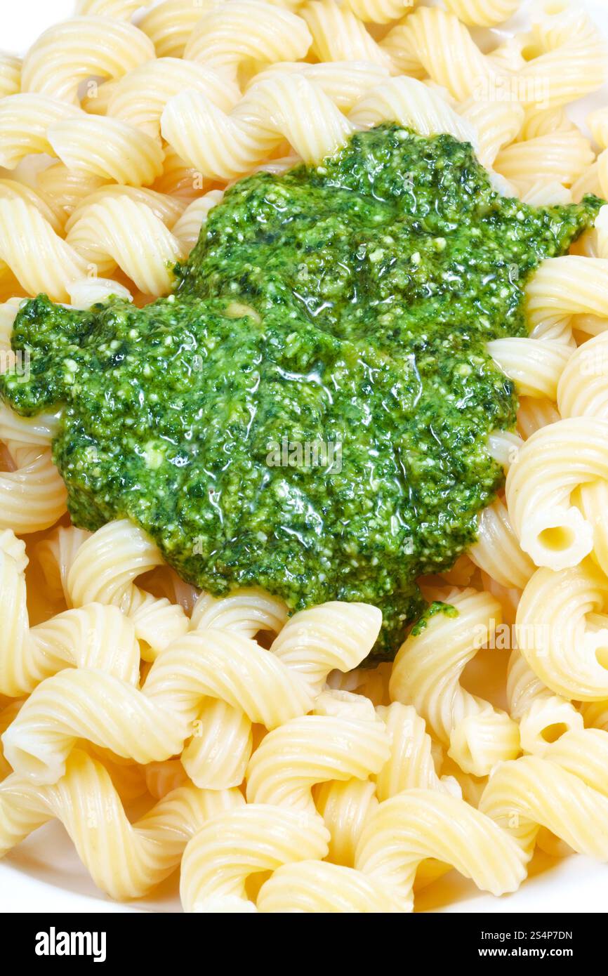 La pasta italiana La cucina del cavatappi con pesto sulla piastra Foto Stock