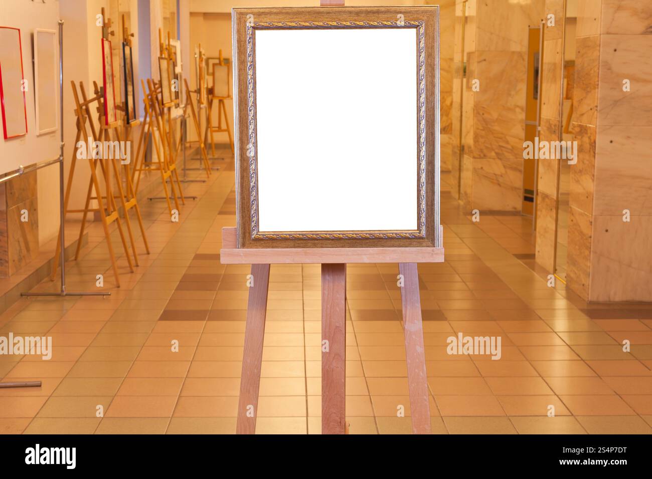 Immagine di legno con telaio bianco tagliato fuori tela su cavalletto in galleria d'arte Foto Stock