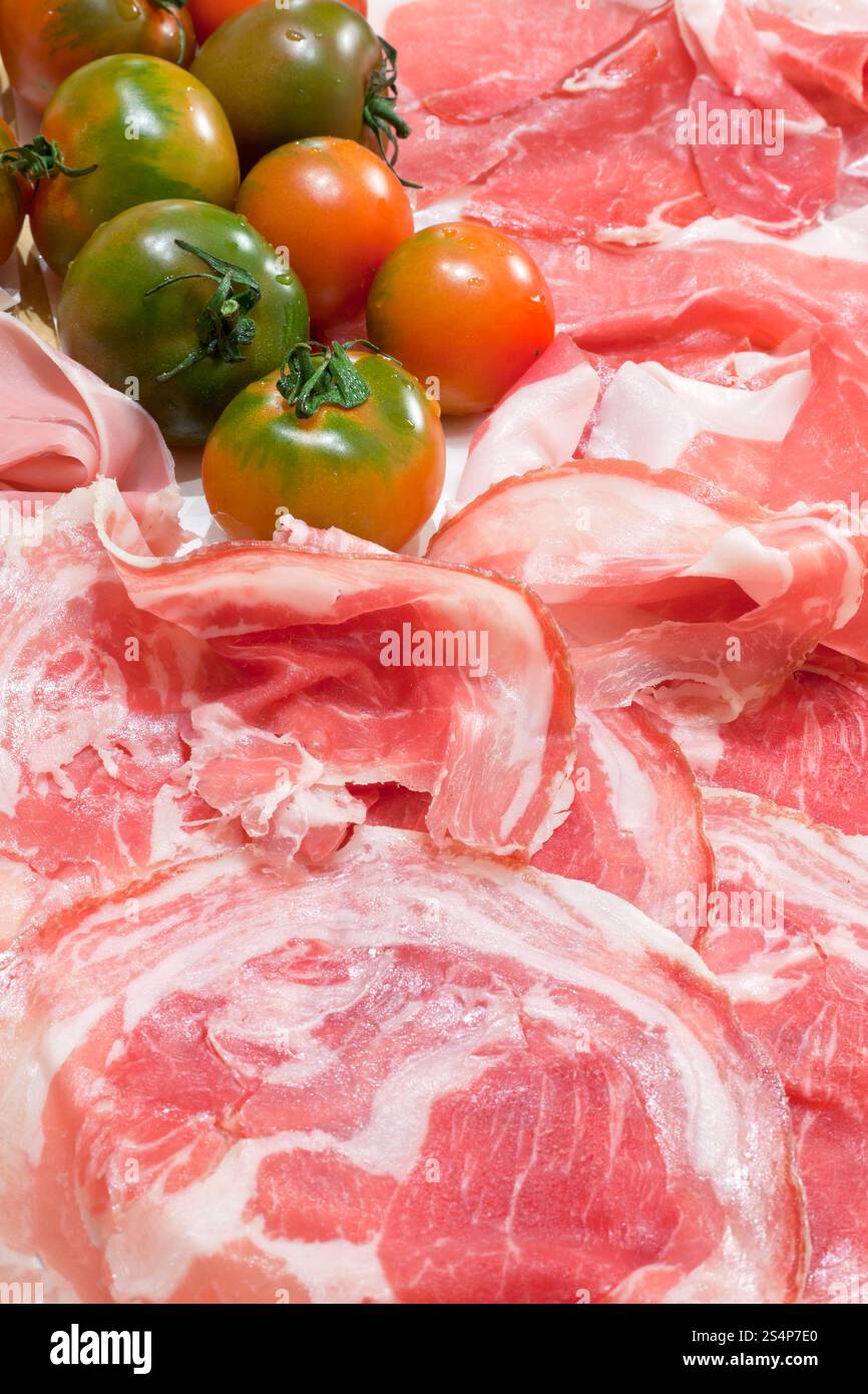 Sfondo di cibo da italiano prosciutto, pancetta e pomodoro verde Foto Stock