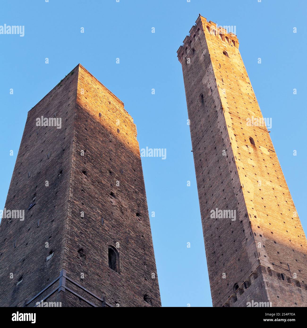 Due Torri - simbolo della città sotto il cielo blu a Bologna, Italia Foto Stock