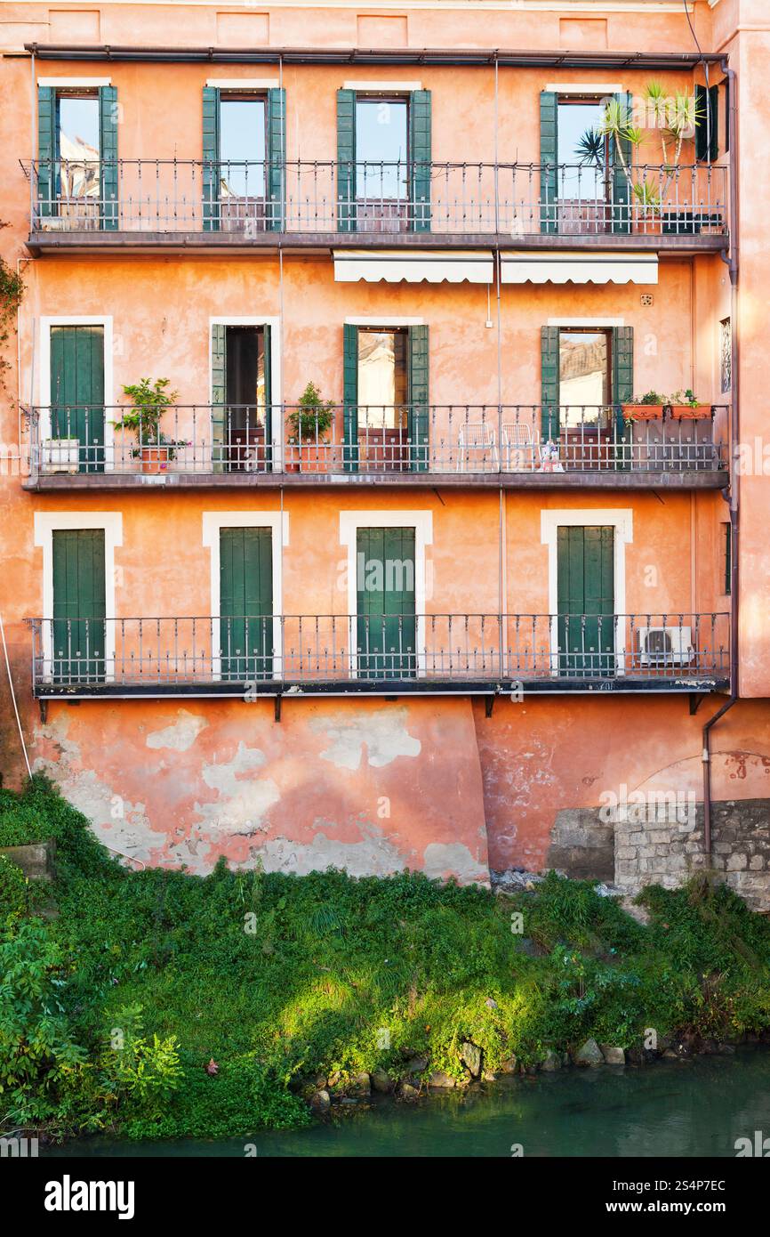 La facciata della casa medioevale sul Fiume Brenta a Padova Italia Foto Stock