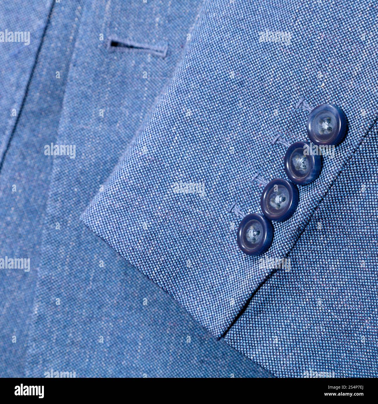 sfondo tailor - un frammento di seta blu da uomo si adatta da vicino Foto Stock