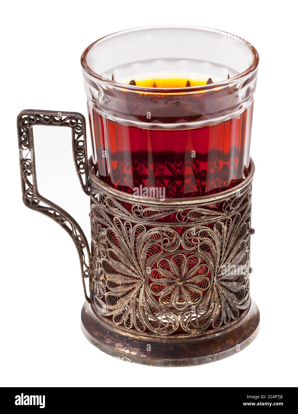 Hot tè nero in vetro retrò con argento portabicchiere isolati su sfondo bianco Foto Stock