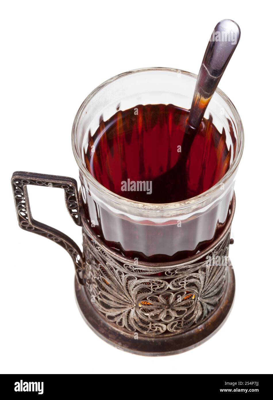 Tè nero in vetro vintage con cucchiaino isolati su sfondo bianco Foto Stock