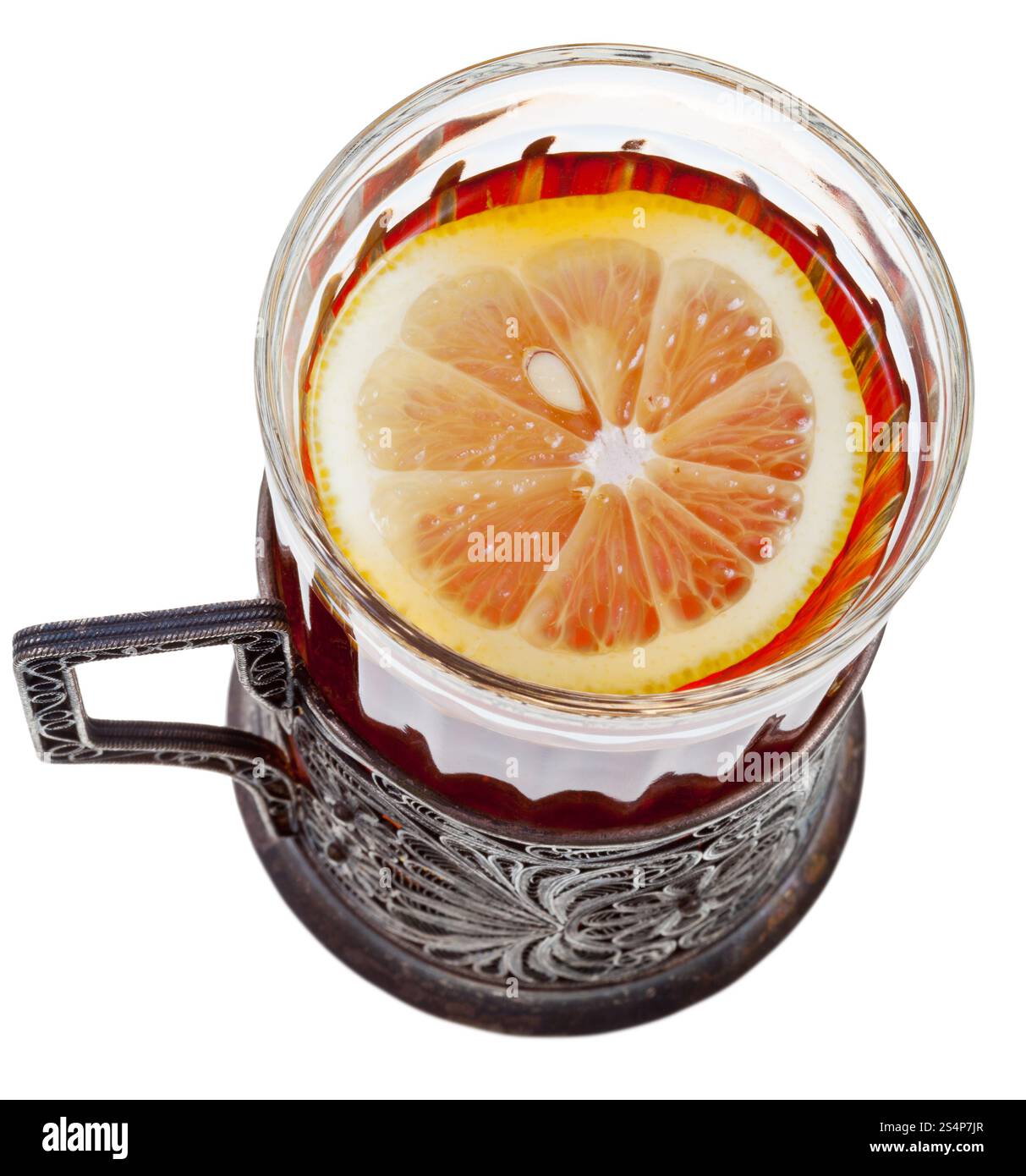 Vista superiore del tè nero con limone in vetro vintage isolati su sfondo bianco Foto Stock