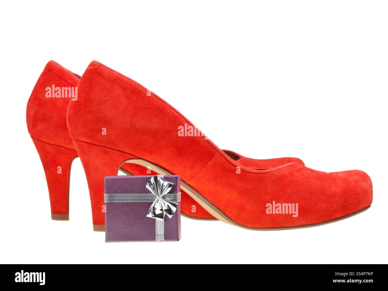 Coppie di colore rosso tacco alto pompe con piccola confezione regalo isolato su sfondo bianco Foto Stock