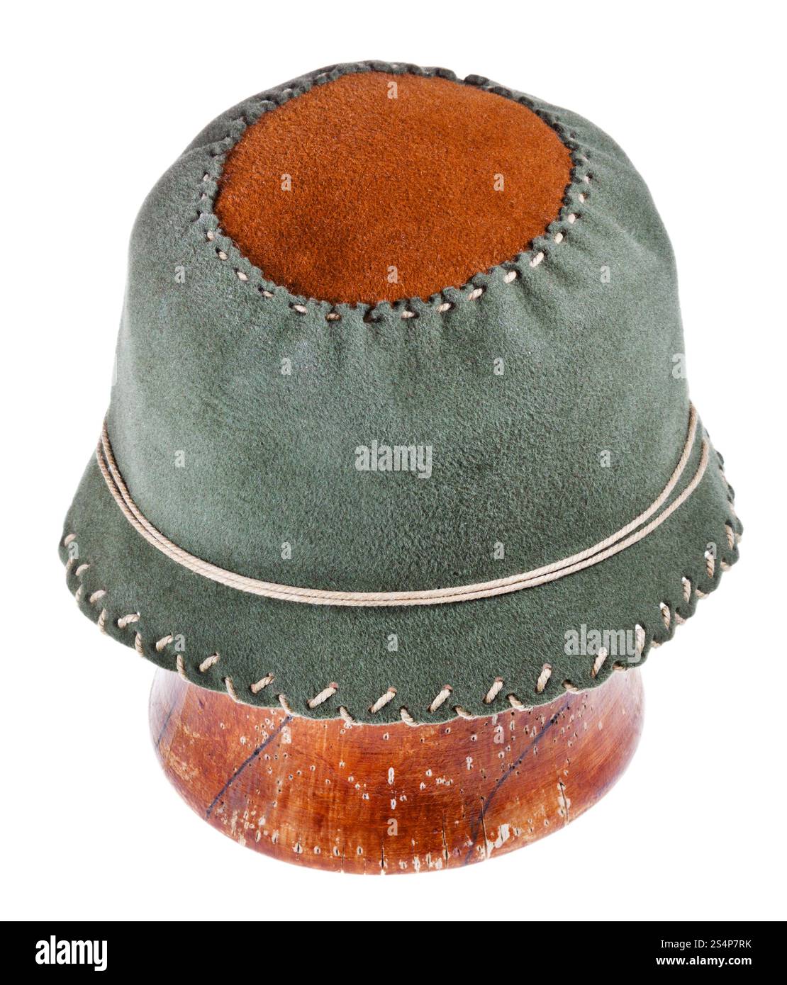 Feltro morbido verde cloche hat sul blocco di legno isolato su sfondo bianco Foto Stock