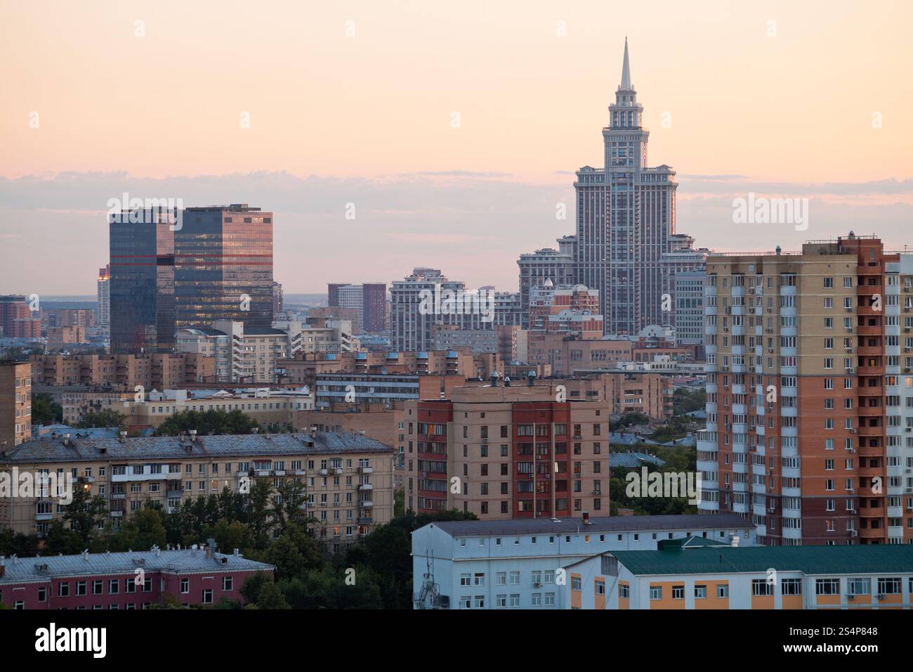 Skyline urbano con tramonto estivo rosa a Mosca Foto Stock