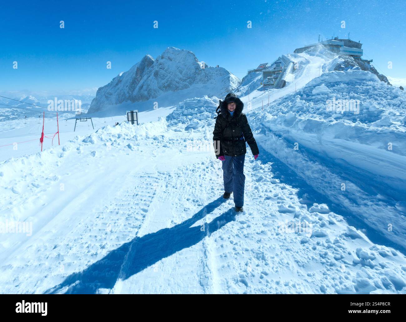 Donna vicino stazione superiore funivia del Dachstein massiccio montuoso (Austria) Foto Stock