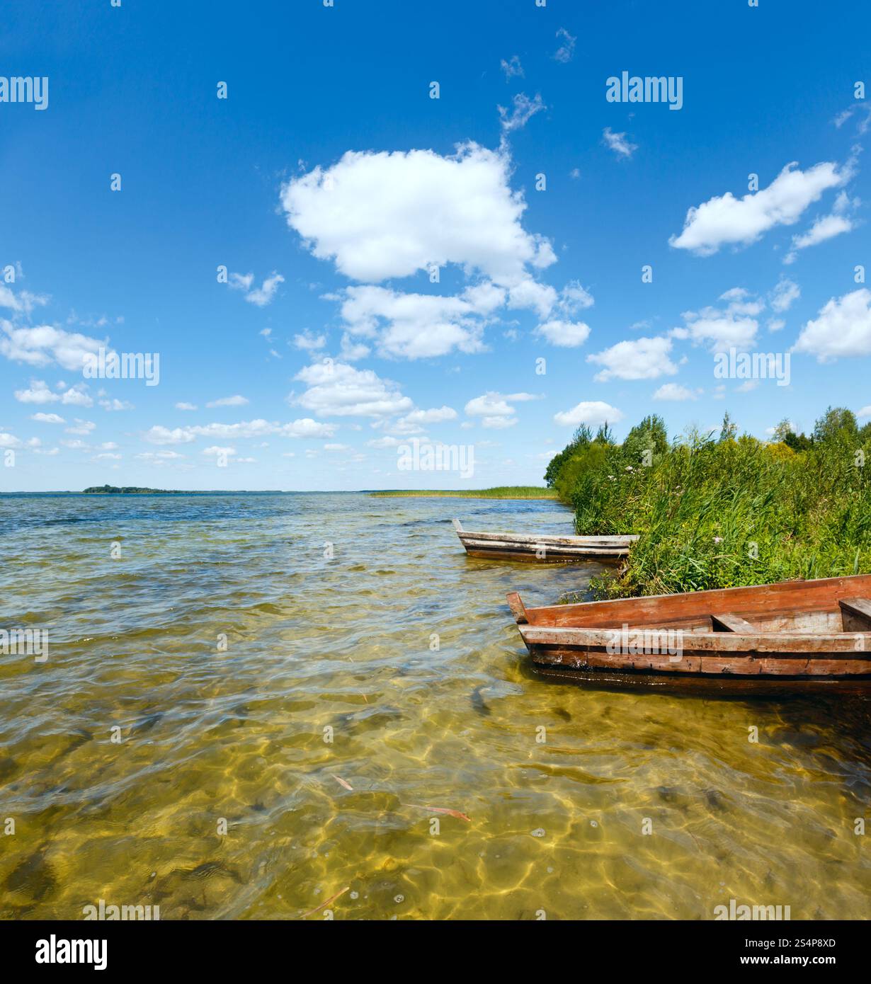 Estate vista lago con barche di legno vicino a riva. Foto Stock