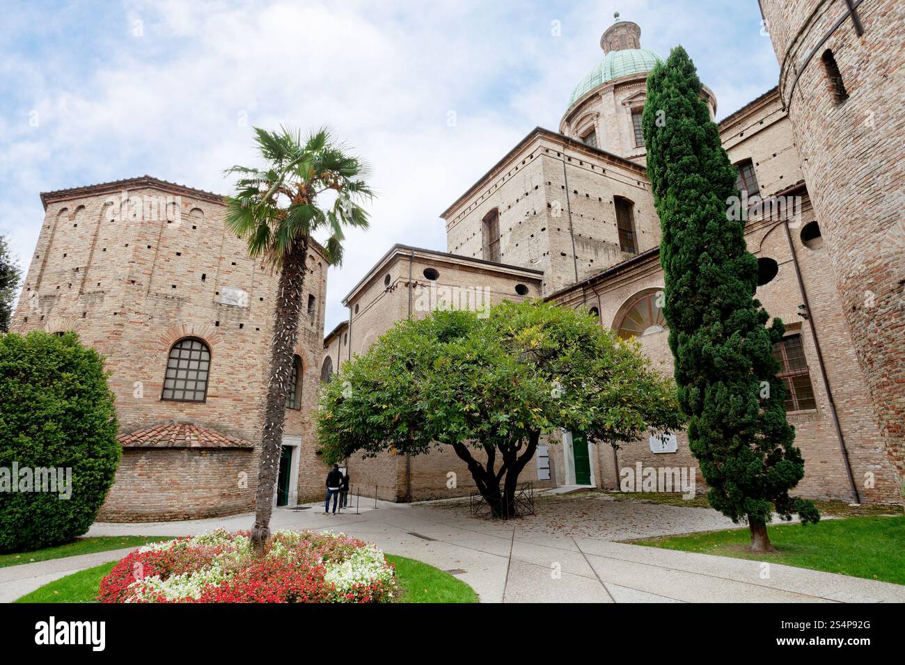 Vista del museo arcivescovile e del Battistero di Neon a Ravenna, Italia Foto Stock
