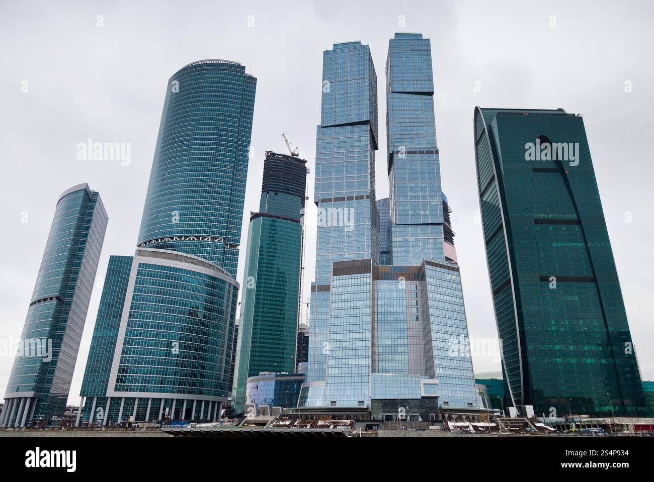 Vista della nuova città di Mosca torri del centro business in nuvoloso giorno Foto Stock