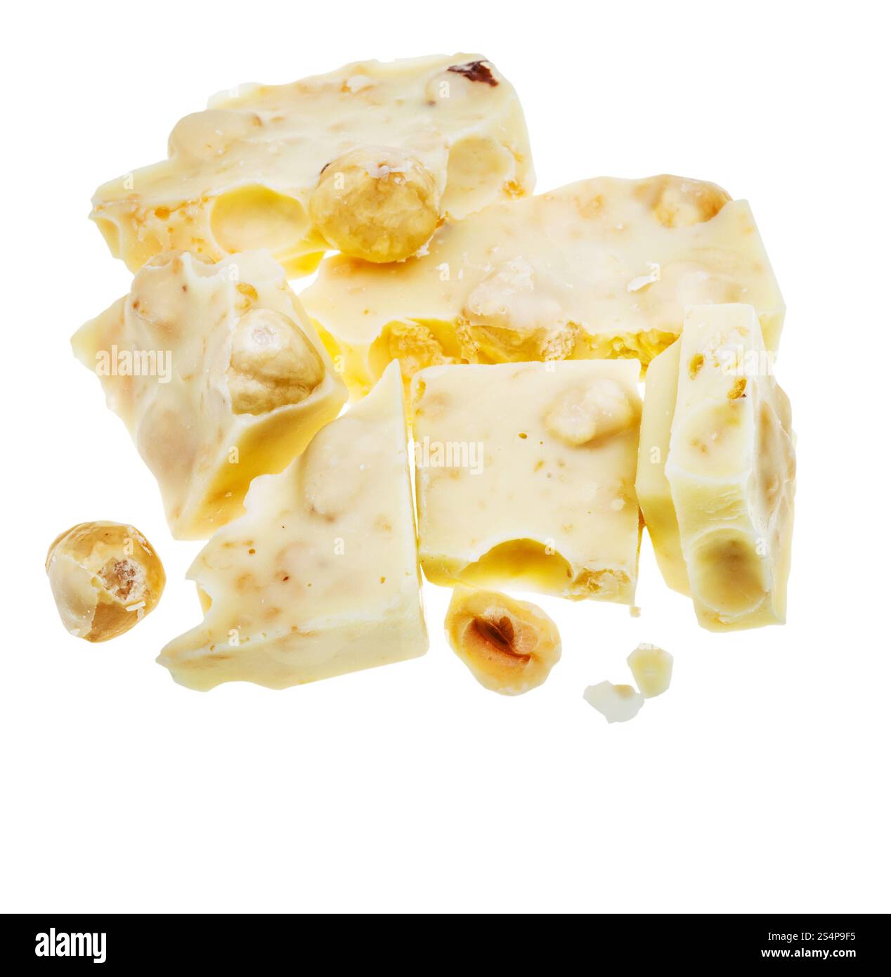 Vista dall'alto di rotture di cioccolato bianco con nocciole isolati su sfondo bianco Foto Stock