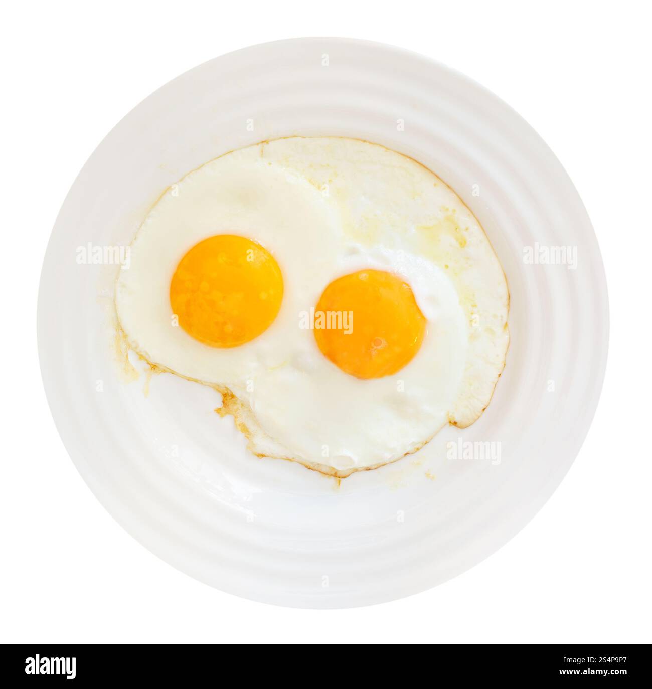Vista superiore della piastra bianca con due uova fritte isolati su sfondo bianco Foto Stock