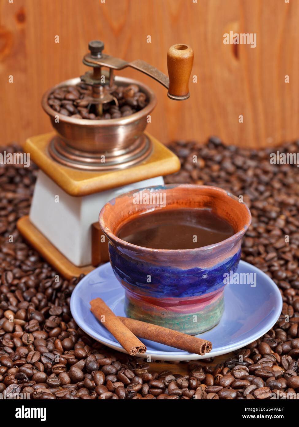 La tazza di caffè e caffè torrefatto in grani con retro manuale di rame mill, cannella Foto Stock