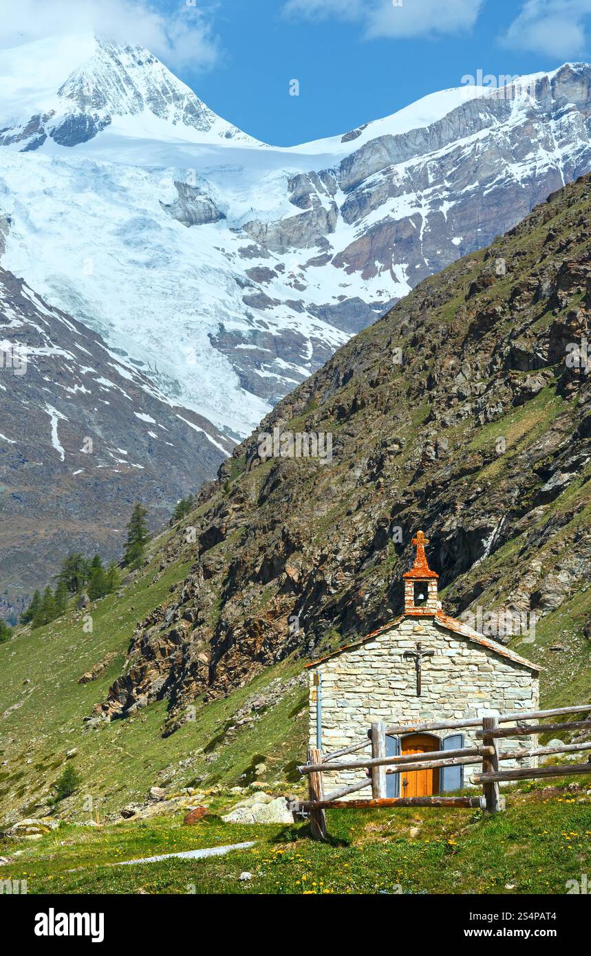 Piccola chiesa sulle Alpi estate montagna altopiano (Svizzera, vicino a Zermatt). Foto Stock