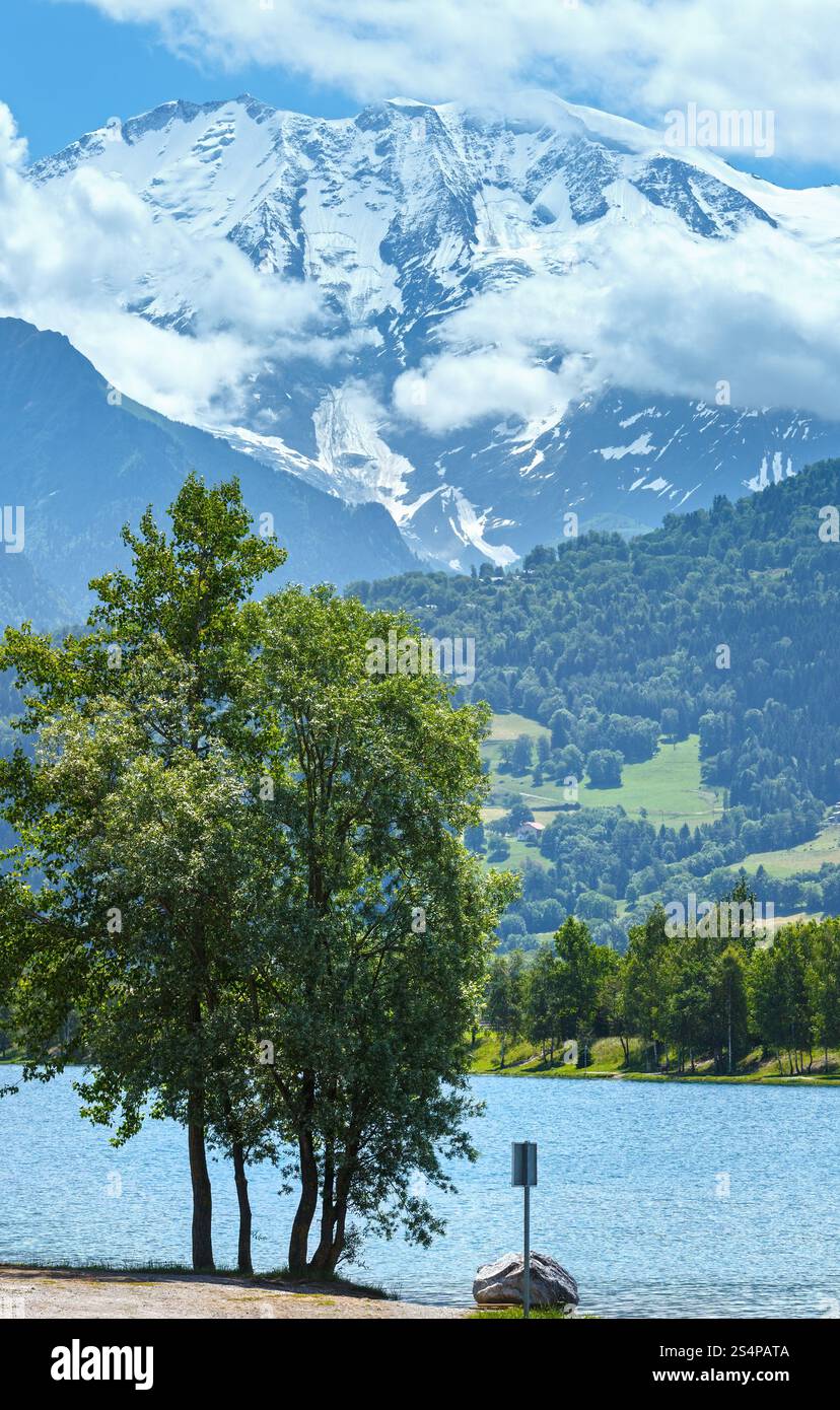 Il lago di Passy e Mont Blanc montagna del massiccio summer view (Chamonix, Francia). Foto Stock
