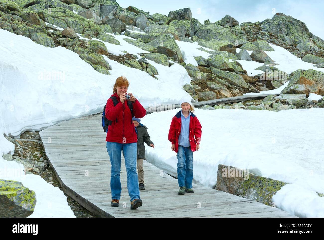 Famiglia andando su pavimenti in legno al lato ghiacciaio di Aletsch (Bettmerhorn, Svizzera). Foto Stock