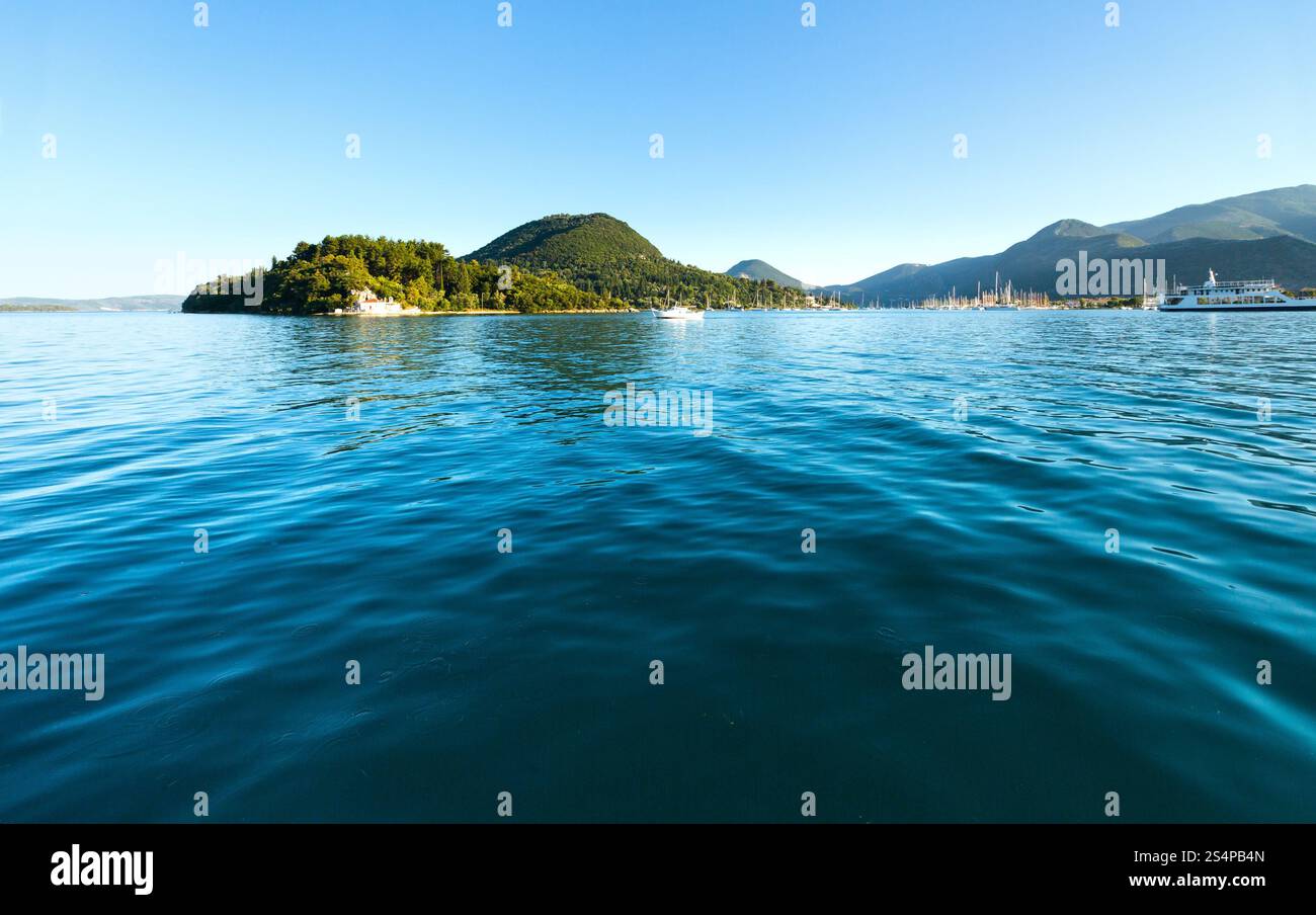 Escursione di navi nell'alloggiamento. Estate nebuloso Lefkada costa paesaggio (Nydri, Grecia, Mar Ionio). Foto Stock