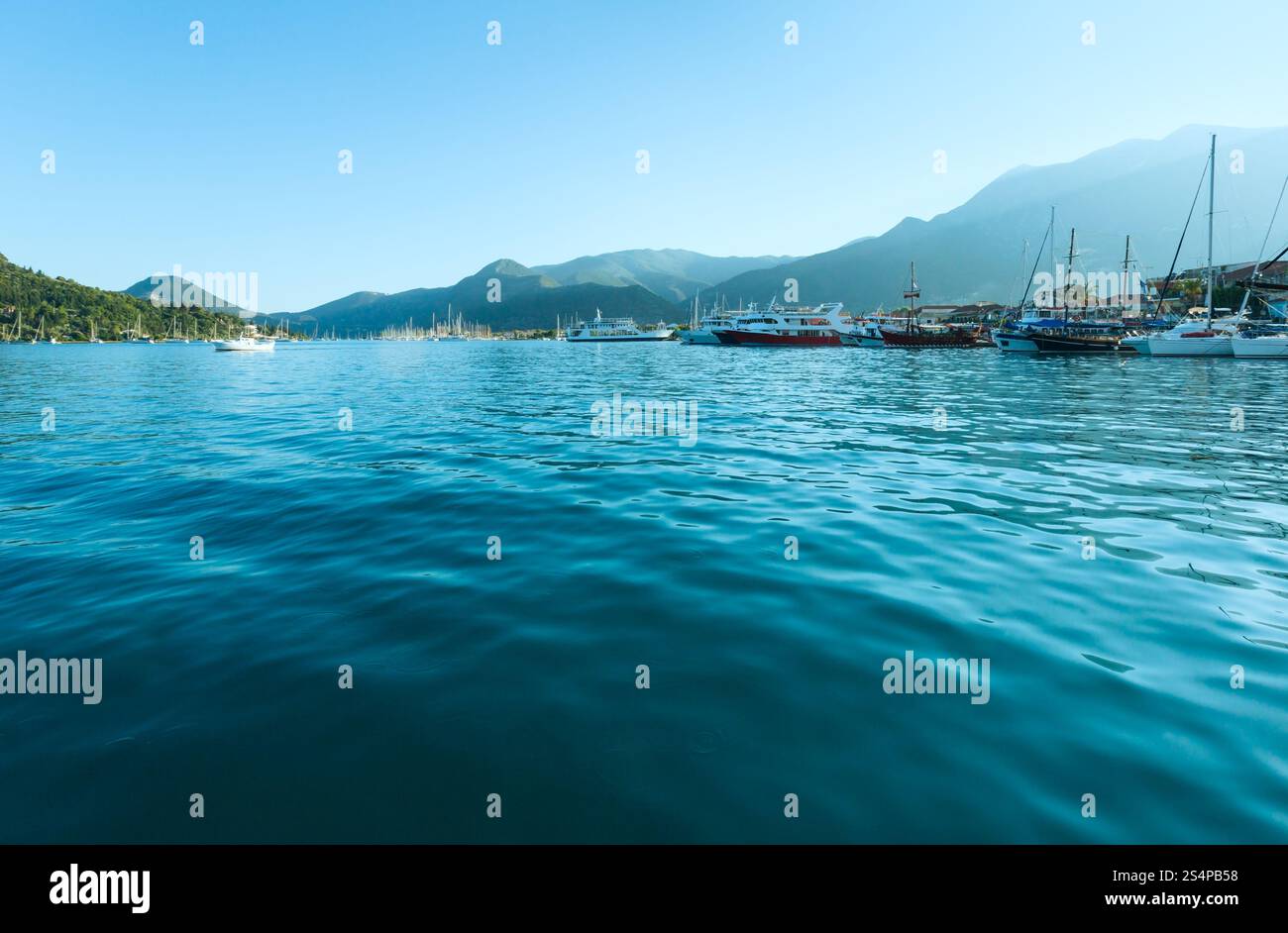 Escursione di navi e tallships nell'alloggiamento. Estate nebuloso Lefkada costa paesaggio (Nydri, Grecia, Mar Ionio). Foto Stock